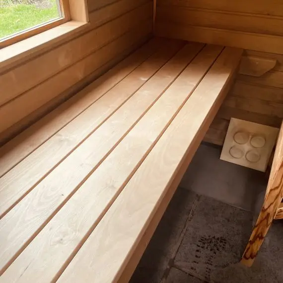 Thermally treated alder for internal panelling