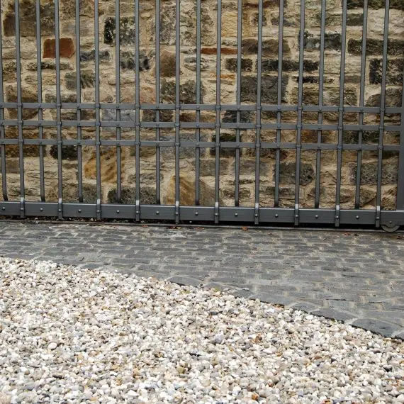 Cedagravel driveway with sett edging, designed by Carolyn Grohmann